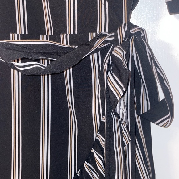 Striped dress with ruffle details - Picture 2 of 7